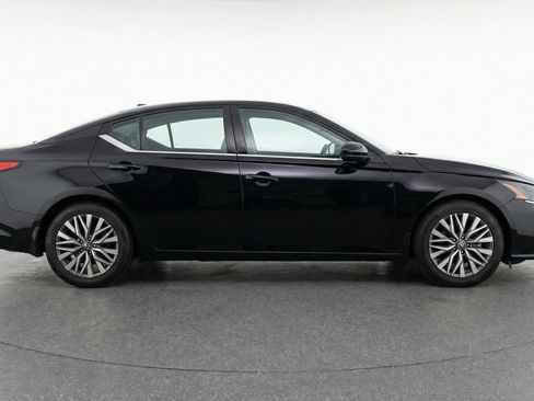 Used 2025 Nissan Altima 2.5 SV image 11