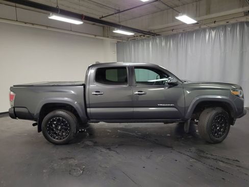 Used 2016 Toyota Tacoma Limited w/ Towing Package image 9