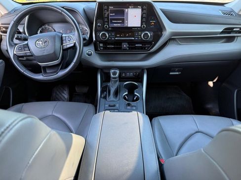 Certified 2022 Toyota Highlander XLE image 16