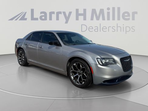 Used 2018 Chrysler 300 Touring w/ Sport Appearance Package RWD image 7
