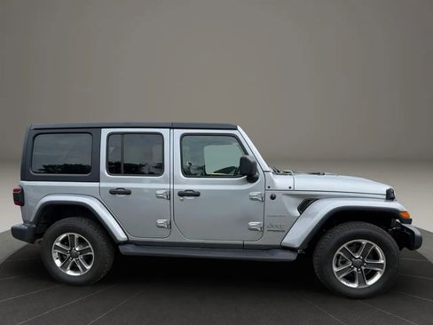 Used 2019 Jeep Wrangler Unlimited Sahara w/ Cold Weather Group AWD/4WD image 4