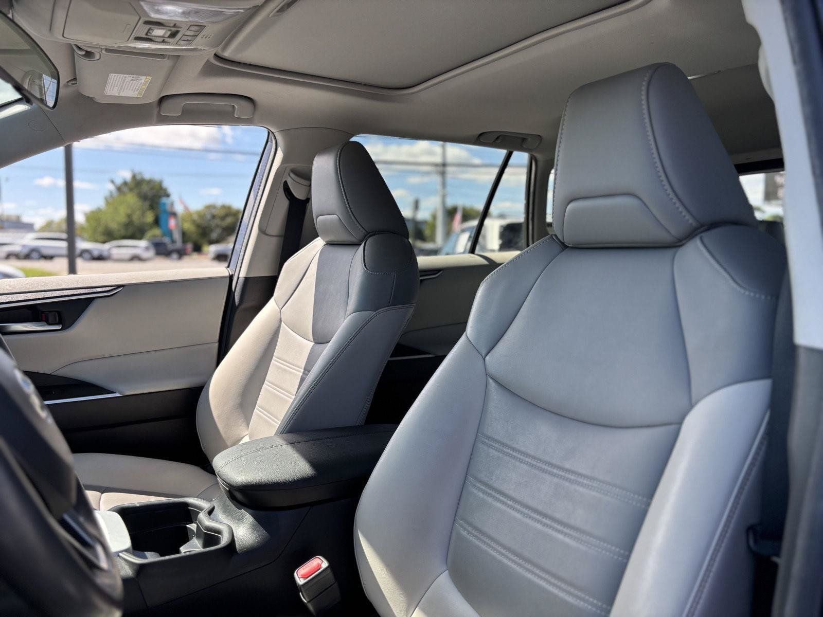 Used 2020 Toyota RAV4 XLE Premium FWD image 16