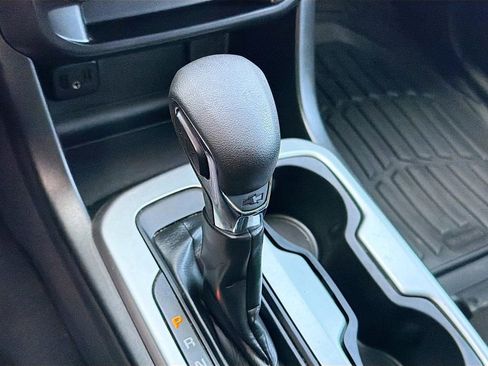 Used 2022 Chevrolet Colorado LT w/ LT Convenience Package image 16