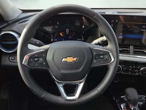 Used 2025 Chevrolet Trax LT w/ LT Convenience Package FWD image 24