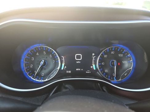 Used 2017 Chrysler Pacifica Limited w/ UConnect Theater Package FWD image 16
