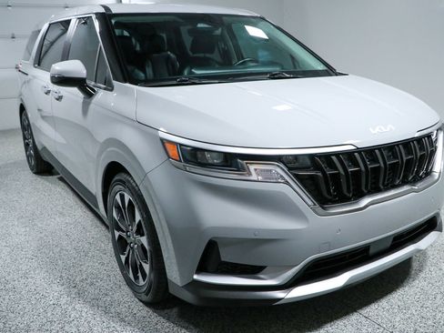 Used 2024 Kia Carnival EX FWD image 5