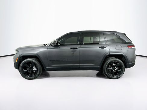 Used 2025 Jeep Grand Cherokee Altitude AWD/4WD image 4