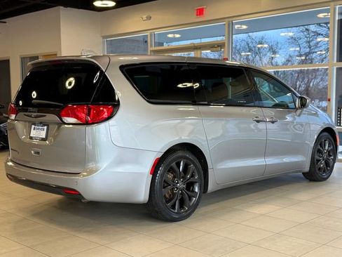 Used 2019 Chrysler Pacifica Touring Plus w/ S Appearance Package FWD image 12
