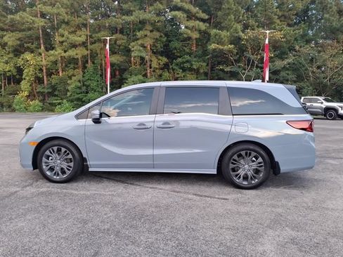 Used 2025 Honda Odyssey Touring image 3