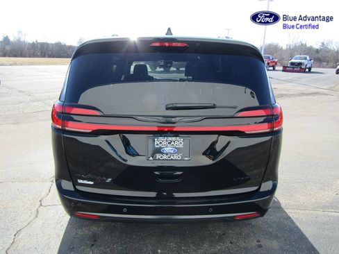 Used 2025 Chrysler Pacifica Limited FWD image 8