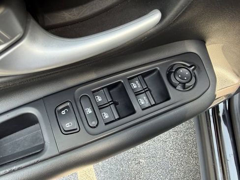 Used 2023 Jeep Renegade Latitude AWD/4WD image 10