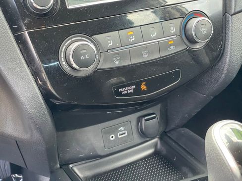 Used 2019 Nissan Rogue S image 19