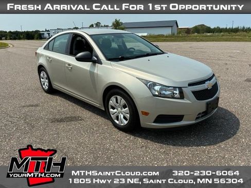 Used 2014 Chevrolet Cruze LS FWD image 2