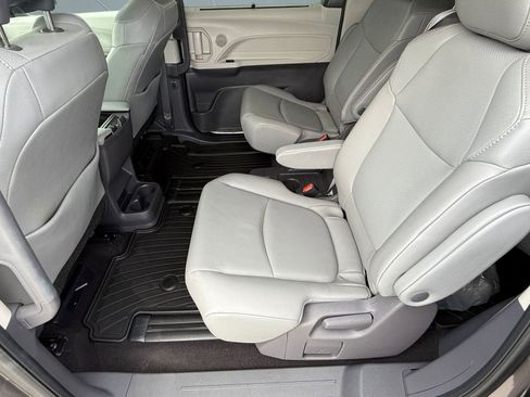 Used 2021 Toyota Sienna XLE image 10