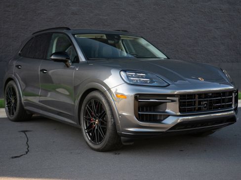 Certified 2025 Porsche Cayenne GTS image 9