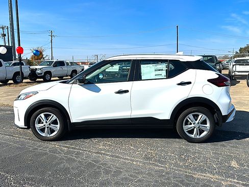 New 2025 Nissan Kicks Play S image 5
