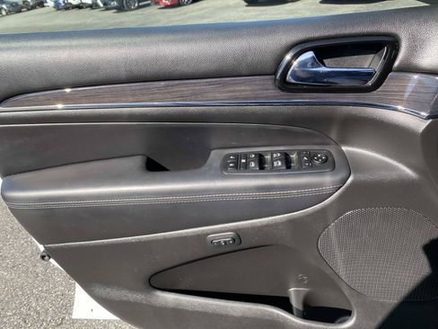 Used 2020 Jeep Grand Cherokee Overland AWD/4WD image 21