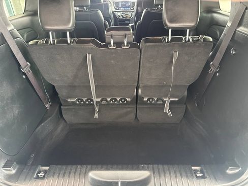 Used 2025 Chrysler Pacifica Select FWD image 8
