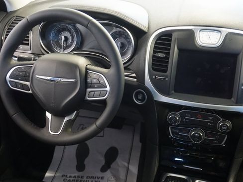 Used 2023 Chrysler 300 Touring L image 29