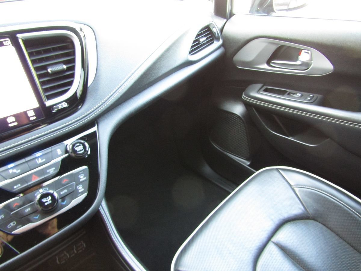 Used 2025 Chrysler Pacifica Limited FWD image 21