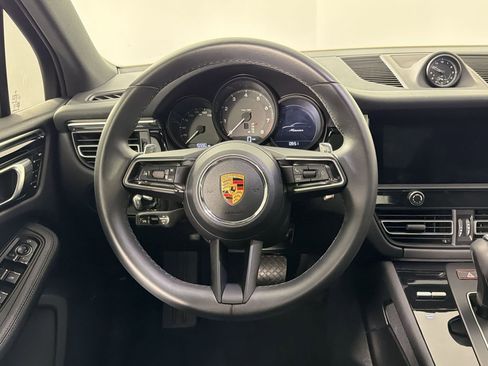 Certified 2024 Porsche Macan AWD/4WD image 4