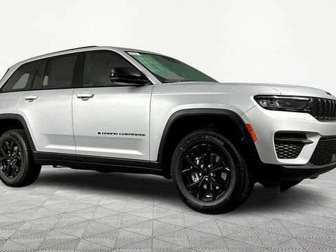 New 2025 Jeep Grand Cherokee Laredo image 3