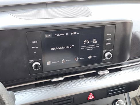 Used 2023 Kia Carnival LX FWD image 11