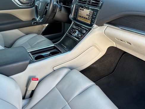 Used 2017 Lincoln Continental Select w/ Technology Package FWD image 16