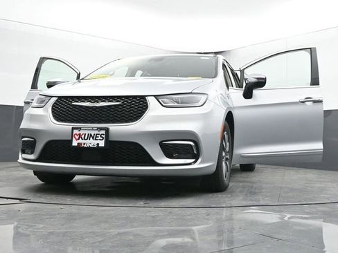 Used 2023 Chrysler Pacifica Limited image 73