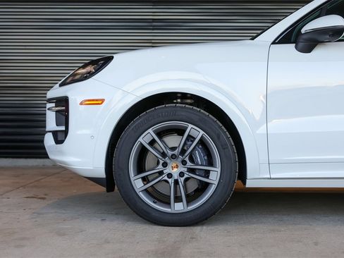 Used 2025 Porsche Cayenne image 9