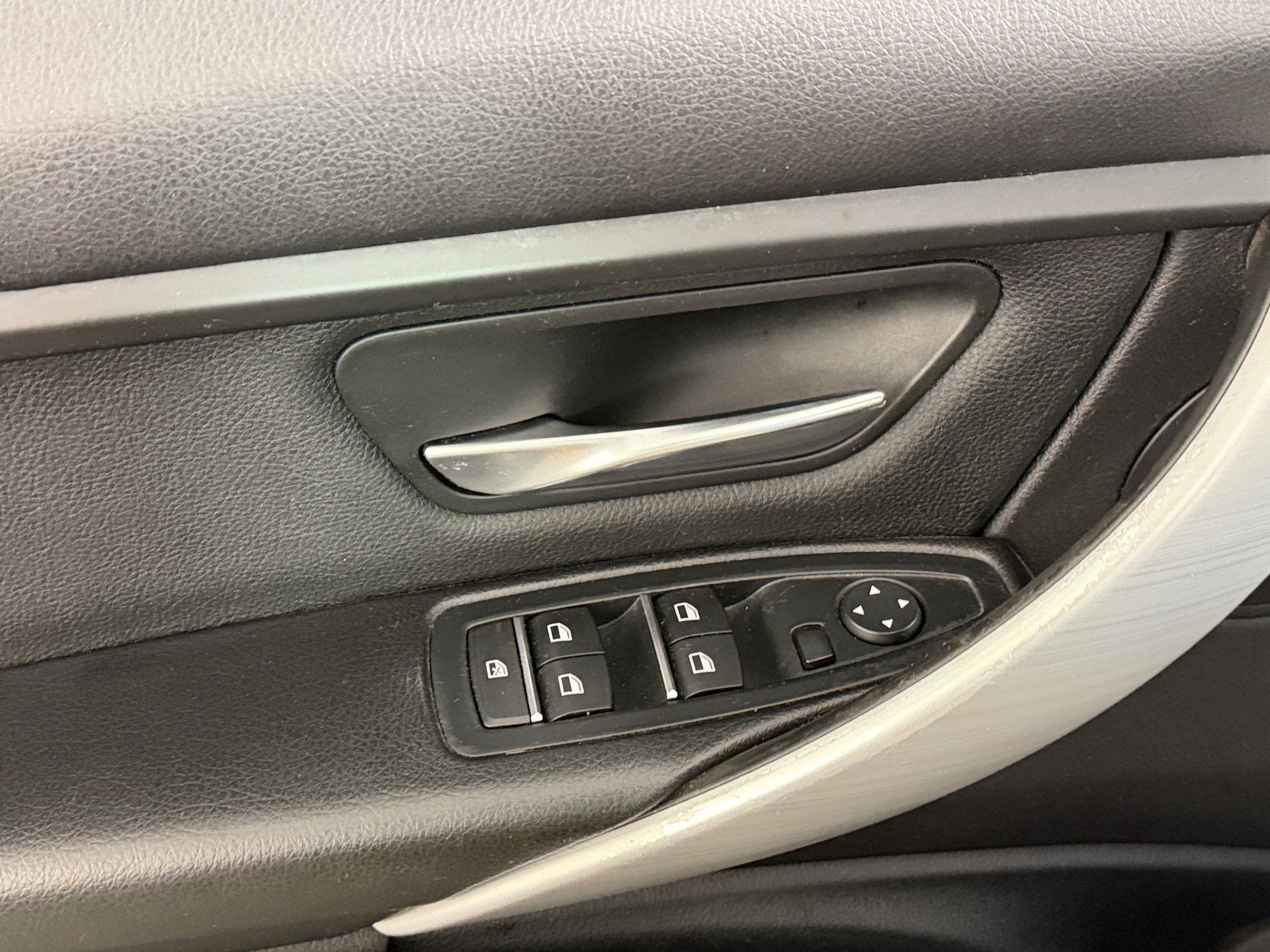 Used 2016 BMW 320i xDrive Sedan AWD/4WD image 24