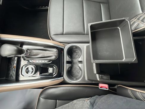 Used 2024 GMC Canyon Denali image 13