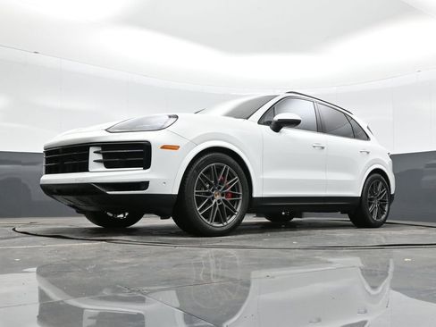 Certified 2025 Porsche Cayenne S AWD/4WD image 34