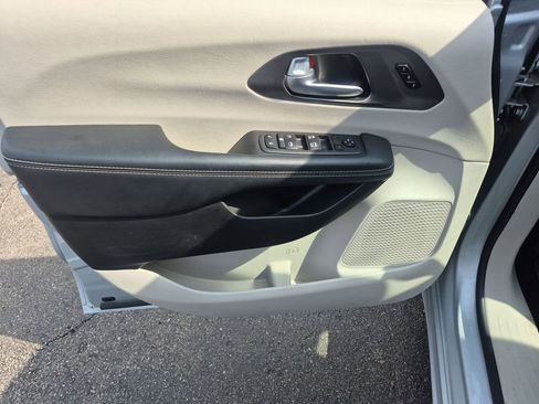 Used 2024 Chrysler Pacifica Touring-L image 24