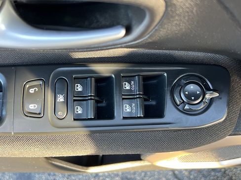 Used 2017 Jeep Renegade Latitude w/ Cold Weather Group image 13