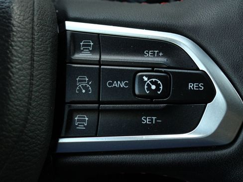 Used 2025 Jeep Compass Trailhawk w/ Trailhawk Convenience Group AWD/4WD image 34