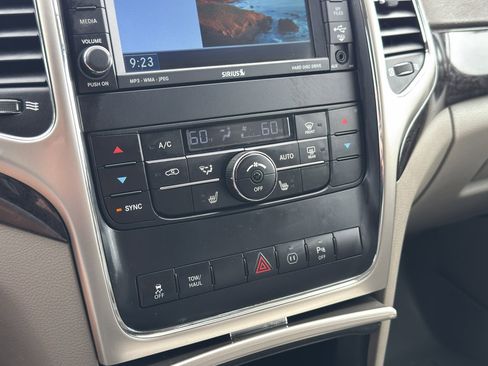 Used 2011 Jeep Grand Cherokee Laredo AWD/4WD image 22