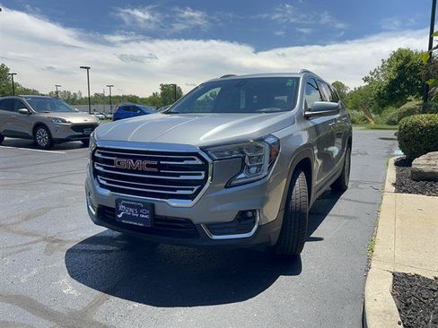 Used 2024 GMC Terrain SLT AWD/4WD image 3