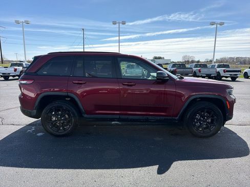 Used 2025 Jeep Grand Cherokee Altitude image 6