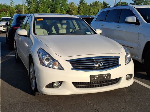 Used 2015 INFINITI Q40 AWD w/ Moonroof Package image 2