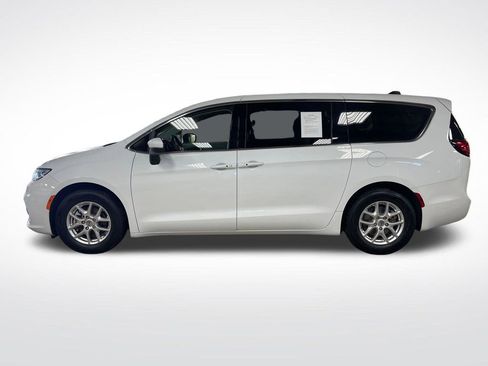 Used 2023 Chrysler Pacifica Touring-L FWD image 2