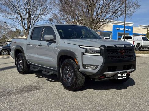 Used 2025 Nissan Frontier PRO-4X w/ Pro Convenience Package image 2