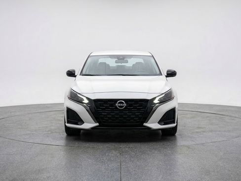 Used 2025 Nissan Altima 2.5 SV image 2