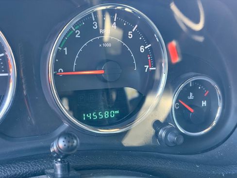 Used 2015 Jeep Wrangler Unlimited Sahara w/ Connectivity Group AWD/4WD image 9
