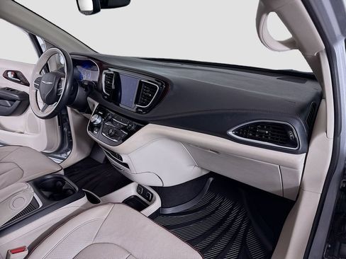 Used 2020 Chrysler Pacifica Limited FWD image 31