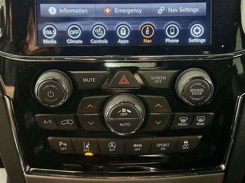 Used 2021 Jeep Grand Cherokee Laredo X AWD/4WD image 16