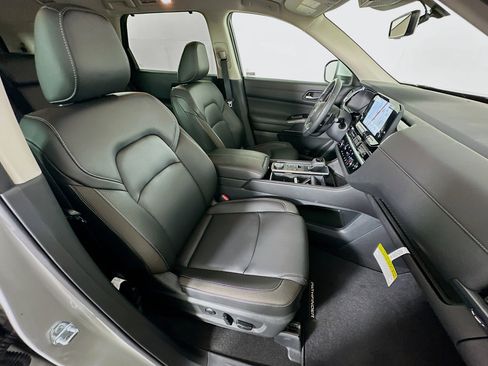 Used 2025 Nissan Pathfinder SL AWD/4WD image 32