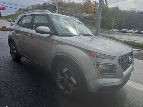 Used 2025 Hyundai Venue SEL FWD image 3