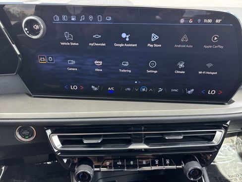 Used 2025 Chevrolet Traverse LT image 22