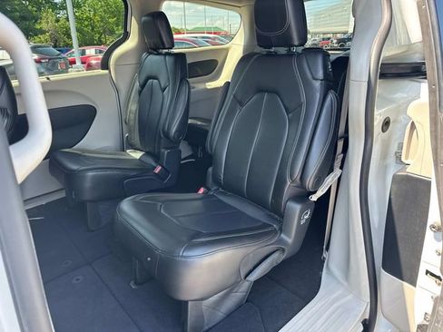 Used 2023 Chrysler Pacifica Touring-L FWD image 15